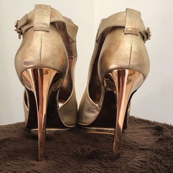 Gorgeous Gold Heels! - Picture 5 of 8